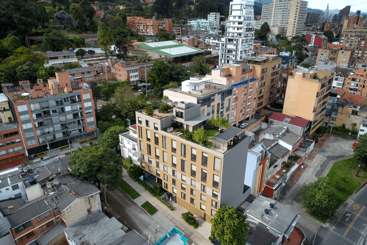 Vivo 52 - <br> Una Inversión estratégica en Chapinero Alto. Ubicado en una de las zonas más vibrantes y dinámicas de Bogotá, está cerca de hospitales, universidades, centros de trabajo y restaurantes, lo que lo hace ideal para estudiantes y profesionales.